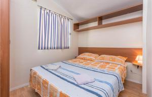 um quarto com uma cama grande com lençóis laranja e azul em Beautiful Home In Turanj With Wifi em Turanj