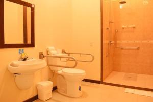 La salle de bains est pourvue de toilettes, d'un lavabo et d'une douche. dans l'établissement Meraki Hotel, à Baños