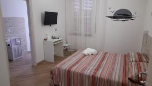 un dormitorio con una cama con un animal de peluche en Aer Sana en Arzana