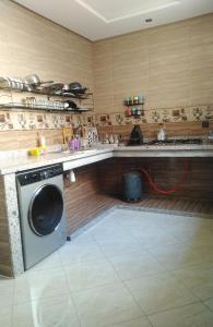 y cocina con lavadora y encimera. en Your House For Family, en Agadir