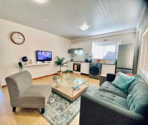 sala de estar con sofá y mesa en The Ultimate Escape - With Backup Electricity - Gaborone, en Gaborone
