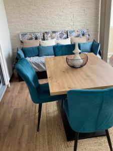 sala de estar con sofá y mesa de madera en Appt t2 proche gare de beziers impasse fay en Béziers