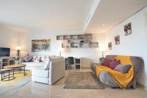 ein Wohnzimmer mit einem Sofa und einem Tisch in der Unterkunft Luxury Apartment 90sqm with Pool near Beach WIFI Unlimited Optical Fiber in Agadir