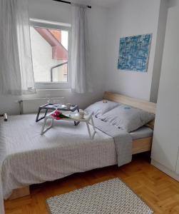 ein Schlafzimmer mit 2 Betten und einem Tisch darüber in der Unterkunft Cista DESETKA in Požarevac