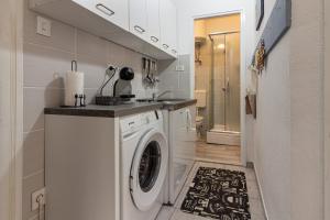 un lavadero con lavadora y secadora en Umag Romantic Apartment, en Umag