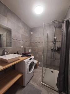 y baño con lavadora y lavamanos. en Très joli studio & balcon - Grasse 30 m² en Grasse
