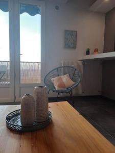 sala de estar con mesa y silla en Très joli studio & balcon - Grasse 30 m² en Grasse