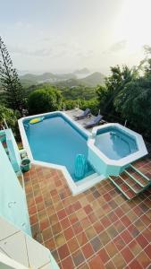 una vista aérea de una piscina en un patio en Villa Ocean Blu, en Cap Estate