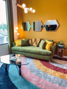 Et opholdsområde på Vintage Vibes - Minutes From The Broadway Buzz