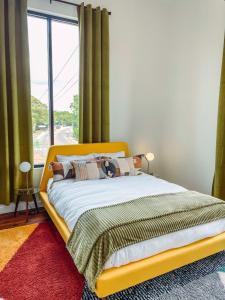 En eller flere senge i et værelse på Vintage Vibes - Minutes From The Broadway Buzz