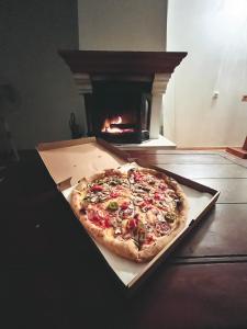 eine Pizza, die auf einer Kiste auf einem Tisch sitzt in der Unterkunft Veganamas in Vilnius