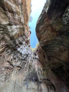 - une vue sur le ciel depuis l'intérieur d'un canyon dans l'établissement Turismo Rurale Belvedere Pradonos, à Dorgali