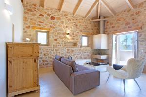 un soggiorno con un divano e due poltrone di Mary's luxury apartment Plytra 1 a Plitra