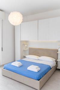 een slaapkamer met een groot bed en handdoeken bij Cielo Mare in Viareggio
