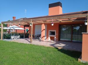a patio of a house with a table and chairs at Ca' Giorgio in Cavallino-Treporti