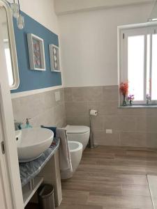 a bathroom with a sink and a toilet at Casa in pietra in antico borgo vicino al centro in Pietrasanta