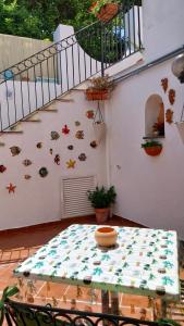 eine Terrasse mit einem Tisch und eine Treppe mit einer Treppe in der Unterkunft Casetta Cirantò monolocale in Ischia
