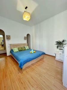 a bedroom with a bed with a blue blanket at Апартаменты в центре в ЖК МАНХЕТТЕН in Almaty