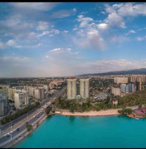 an aerial view of a city with a beach and buildings at Апартаменты в центре в ЖК МАНХЕТТЕН in Almaty