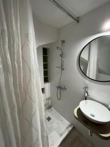 Un baño de Studio privado en casa de familia con cochera incluída