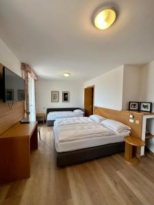 Postel nebo postele na pokoji v ubytování Hotel Miralago