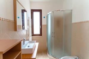 A bathroom at Trullo Caelum Még 23 kép