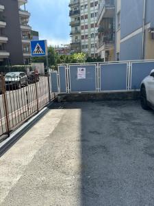 brama na parkingu z ogrodzeniem w obiekcie Manuel's Home 1 FREE parking Wi-Fi AC w mieście Bolzano