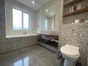 y baño con aseo, lavabo y bañera. en Entire house floor perfect for a couple - available for single too, en Londres