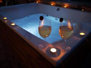 two glasses of wine sitting in a bath tub at seaview Foinikas in Finikas