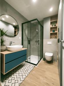 een badkamer met een wastafel, een douche en een toilet bij Naria in Podstrana