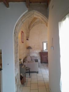 an archway in a living room with a couch at La maison de Toinette in Arles