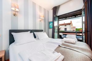 een slaapkamer met een groot wit bed en een raam bij Villa B&B Marina & Parking Free in Rovinj