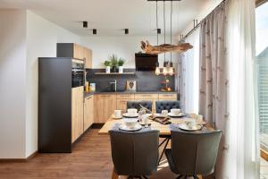cocina con mesa y sillas en una habitación en Maximilian Appartements, en Schwangau