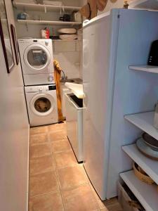La cuisine est équipée d'un réfrigérateur et d'un lave-linge. dans l'établissement Maison de vacances moderne à proximité des plages, à Saint-Malo