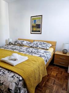 2 nebeneinander sitzende Betten in einem Schlafzimmer in der Unterkunft Adriatic Rhapsody in Novalja