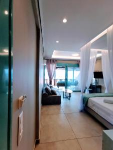 Zimmer mit 2 Betten und einem Wohnzimmer in der Unterkunft The Ionian View in Agios Nikitas