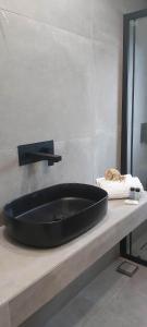 un grande lavandino nero su un bancone in bagno di Villa Agali a Ayia anna