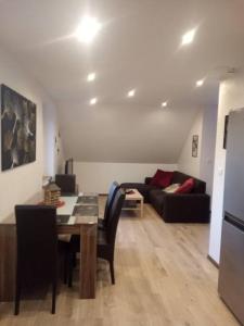 a living room with a table and a couch at Chez Sandra in Dalhunden