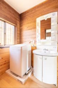 那須的住宿－ウッドペッカー小径，浴室设有白色水槽和镜子