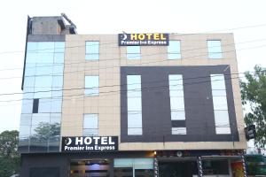 ein Gebäude mit einem Hotel darüber in der Unterkunft Premier Inn Express Gulberg Lahore in Lahore