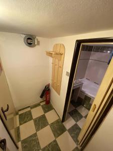 pokój z drzwiami otwieranymi na pokój z sypialnią w obiekcie Chata pod Černou horou w mieście Rudník