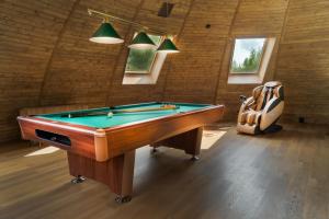 a room with a pool table in a room at Vila MonRai 