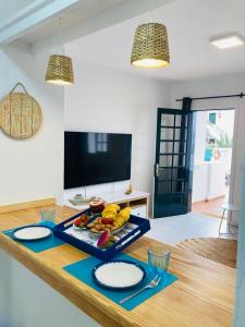 Televízia a/alebo spoločenská miestnosť v ubytovaní Apartamento Aqua Clara