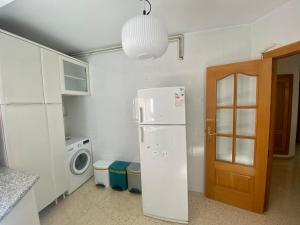 cocina con nevera, lavadora y secadora en Charming Home in Lorca Murcia, en Lorca