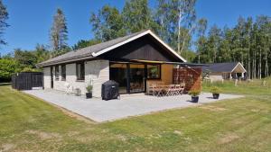 丹讷马勒Hummingenstrand38的庭院中带庭院的小房子