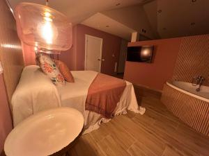 um quarto de hotel com uma cama e um lavatório em Casal de pelaio em Barreiros