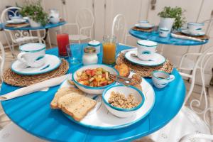 un tavolo blu con piatti di cibo sopra di IL CORTILETTO a Porto Cesareo