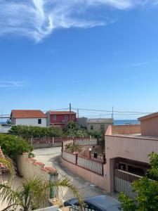 サンタ・マリア・デル・フォカッロにあるVilla Aripèの家並みと海の景色
