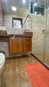 a bathroom with a sink and a shower and a toilet at Luxuoso a 250 Mts da Praia in Guarapari