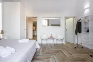 ein weißes Schlafzimmer mit 2 Waschbecken und einem Bett in der Unterkunft Calypso Il Binario Elegance in Palermo
